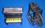 Colecionismo - 2  Miniaturas coleção de apontadores , Piano e Amolador de facas !!! , material plástico e metal .!!!   !!!