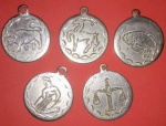 5 medalhas para colar de pescoço, signos, desenhos touro, carneiro, aquarios, capricórnio, libra.
