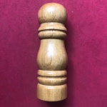 Colecionismo - Saleiro de madeira - lindo formato de Peão do jogo de xadrez - Altura 12,5cm, abastecimento de Sal pelo fundo do objeto.