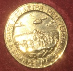 Medalha - Linda peça do corpo de Fuzileiros Navais !! do Brasil !! dedicação por MAr por Ar e por Terra !! na embalagem original !! caixa vermelha !! material cor ouro !! tamanho de 55 mm de diametro !!