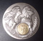 Medalha Comemorativa da data de 1974 da Sociedade brasileira de recursos de hospital !! material foleado a prata !! tamanho de 50mm de diametro !! lindo desenho !! acervo de colecionador !!
