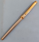Caneta - Marca Wenrong !! modelo bico de pena !! metal cromado com detalhes em cor ouro !! pronta para uso !!ponta em Tungstenio e bomba em metal !! acervo de colecionador !!