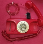Colecionismo- Telefone vermelho !! modelo de disco e campainha de sino !! com toda fiação completa !! Fabricante GTE do Brasil !!