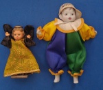 Colecionismo- 2 pequenos bonecos (1) - Palhacinho infantil com cores do Brasil + (2) pequena bonequinha Menina Loira - fantasia de Baile !!  perfeito estado !!