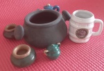Colecionismo- jogo de 6 peças miniaturas de decoração de panelas de barro com pintura e caneco de louça !! pequenos enfeites !! para decoração, caneca com altura de 5cm...