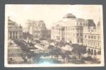 Cartofilia - Rio de janeiro !! Trecho da Av, Rio Branco !! em frente a praça da Cinelandia !'muito antigo quando ainda possuia rua que cortava a praça incluisve trilhos dos bondes !! decada de 1930 !!