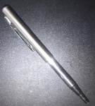 Caneta Tipo esferografica !! com dispositivo para diminuir de tamanho .... tudo controle no punho !! material em metal !! acervo de colecionador !! cor de prata