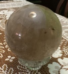 Esfera de Quartzo Fume com aproximadamente 15cm e base de vidro com 5kg