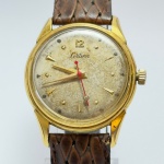 CERTINA - Relógio a corda, funcionando. Pulseira: 19mm. Caixa: 3,5cm x 3,5cm, vertical x horizontal, sem contar a coroa. ***ATENÇÃO! ESTE RELÓGIO NÃO POSSUI GARANTIA DE FUNCIONAMENTO. Produto sendo vendido conforme ESTADO, testado, ou não, diz respeito apenas ao momento da catalogação. Recomenda-se revisão.*** Se necessário, solicitar mais fotos, vídeos ou perguntas para análise via e-mail reidaantiguidade@gmail.com, Obrigado pela visita!