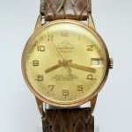 MONDAINE SUPER - Relógio a corda, funcionando. Pulseira: 19mm. Caixa: 3,1cm x 3,1cm, vertical x horizontal, sem contar a coroa. ***ATENÇÃO! ESTE RELÓGIO NÃO POSSUI GARANTIA DE FUNCIONAMENTO. Produto sendo vendido conforme ESTADO, testado, ou não, diz respeito apenas ao momento da catalogação. Recomenda-se revisão.*** Se necessário, solicitar mais fotos, vídeos ou perguntas para análise via e-mail reidaantiguidade@gmail.com, Obrigado pela visita!