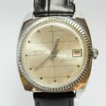 NEWLY DE LUXE - Relógio a corda, funcionando. Pulseira: 19mm. Caixa: 3,7cm x 3,7cm, vertical x horizontal, sem contar a coroa. ***ATENÇÃO! ESTE RELÓGIO NÃO POSSUI GARANTIA DE FUNCIONAMENTO. Produto sendo vendido conforme ESTADO, testado, ou não, diz respeito apenas ao momento da catalogação. Recomenda-se revisão.*** Se necessário, solicitar mais fotos, vídeos ou perguntas para análise via e-mail reidaantiguidade@gmail.com, Obrigado pela visita!