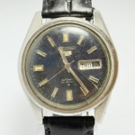 SEIKO - Relógio automático, não funciona. Pulseira: 19mm. Caixa: 3,8cm x 3,8cm, vertical x horizontal, sem contar a coroa. ***ATENÇÃO! ESTE RELÓGIO NÃO POSSUI GARANTIA DE FUNCIONAMENTO. Produto sendo vendido conforme ESTADO, testado, ou não, diz respeito apenas ao momento da catalogação. Recomenda-se revisão.*** Se necessário, solicitar mais fotos, vídeos ou perguntas para análise via e-mail reidaantiguidade@gmail.com, Obrigado pela visita!