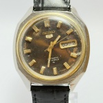 SEIKO - Relógio automático, não funciona. Pulseira: 19mm. Caixa: 3,9cm x 3,9cm, vertical x horizontal, sem contar a coroa. ***ATENÇÃO! ESTE RELÓGIO NÃO POSSUI GARANTIA DE FUNCIONAMENTO. Produto sendo vendido conforme ESTADO, testado, ou não, diz respeito apenas ao momento da catalogação. Recomenda-se revisão.*** Se necessário, solicitar mais fotos, vídeos ou perguntas para análise via e-mail reidaantiguidade@gmail.com, Obrigado pela visita!