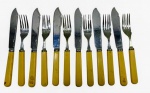 Conjunto de talheres de peixe em metal espessurado a prata com cabos em marfinite. Med. 19 cm