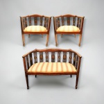 Conjunto de namoradeira e duas poltronas em madeira nobre , estilo art deco , com assentos estofados em tecido , encosto com finos detalhes vasados, circa 1930. Med. 110 x 40 x 80 cm (namoradeira) e 58 x 40 x 80 cm (cadeiras)