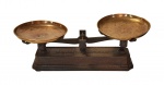 Antiga balança de mesa, da marca FORÇA, para até 20kg, em ferro fundido e  pratos de cobre. Med. 65 x 25 x 20 cm