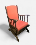 Antiga cadeira de balanço em madeira nobre estofada em tecido. Med. 60 x 60 x 88 cm