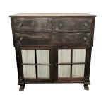 Excepcional comoda executada inteiramente em jacarandá , estilo "D. Maria de Leque", frente com duas gavetas e dois gavetões emoldurados e entalhados nas extremidades com leques, apresenta duas portas inferiores com vidro e cortinado interior , laterais com colunas torneadas e pés dianteiros em forma de pata de bicho, Brasil séc. XIX. Med. 134 x 74 x 135 cm alt