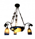 DEGUÉS FRANCE : Excepcional lustre com estrutura em fér forget e pasta de vidro . Lustre composto de plafon central e três braços com cúpulas em pasta de vidro, assinado nas cúpulas . França 1920 . Med. 90 cm alt x 65 cm diam