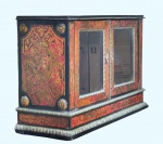 Excepcional armário de parede, com duas portas centrais de vidro , finíssima marqueterie em bronze , período Napoleão III , estilo Boulle , França séc. XIX. (marcas do tempo). Med. 62 x 24 x 47 cm alt