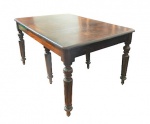 Antiga mesa de jantar em madeira nobre maciça, quatro pernas torneadas nas extremidades e duas centrais retráteis , apresenta uma tábua extensora. Brasil séc XIX. Med. 100 x 100 x 85 cm alt (fechada) e 140 x 100 x 85 cm alt (com extensor)