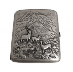 Cigarreira em prata de lei , finamente cinzelada. Peso. 83 gr  Med. 9 x 8 cm