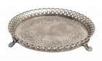 Salva em prata de lei, com grade vasada e fundo cinzelado , contrastada. Peso 157 gr . Med. 14 cm diam