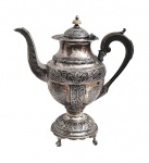 Excepcional chocolateira em prata de lei , finamente cinzelada , contrastada, séc XIX. Peso. 1082 gr . Med. 27 cm alt