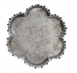 Bela salva em prata portguesa contraste javali , bordas com grades onduladas e fundo cinzelado . Peso. 284 gr. Med. 21 cm diam