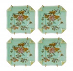 Conjunto de quatro pequenos pratos chineses celadon com fina pintura floral , marcas no fundo. Med. 13 x 13 cm
