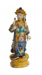 Bela escultura chinesa em cerâmica policromada , representando dignatário . Med. 27 cm alt (apresenta pequenos defeitos , marcas do tempo no estado)