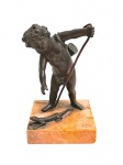 Graciosa escultura em bronze representando Putti com calango, base em mármore. Med. 12 cm alt e 6,5 x 6,5 cm (base)