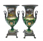 M. Imp. le de Sevres : Excepcional par de anforas Napoleonicas , em porcelana francesa , marca de "Sévres Imperial", com rica pintura central representando batalhas de "Austerlitz" e "Jena", ambas as peças apresentam restauro, faltam as tampas, no estado. séc XIX. Med. 60 cm alt