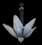 Extraordinário lustre art deco com estrutura em bronze cinzelado cromado com seis placas em pasta de vidro , assinadas . França circa 1925 . Med. 1,05 m alt x  78 cm diam