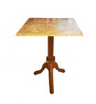 Mesa de buteco carioca com tampo em lindo mármore português, sobre coluna central em madeira e pés em ferro fundido. Med. 62 x 62 x 73 cm alt