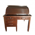 Escrivaninha com esteira em madeira nobre dita xerife, com uma gaveta maior e 3 gavetas menores. Med. 94 x 68 x 120 cm alt (marcas do tempo e uso , no estado)