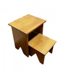 Banco reversivel para escada em madeira nobre. Med. 40 x 35 x 47 cm alt (fechada) e 52 x 35 x 47 cm alt (aberta)