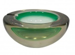 Cinzeiro em vidro de Murano anos 50 , de forma circular , fundo verde. (bicado na borda inferior). Med. cm diam