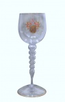 Bela taça em cristal com brazão de armas. Med. 27 cm alt