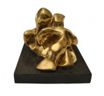 R. Cazzani: Escultura em bronze polido , representando casal , com base em mármore negro, assinada . Med. 10 cm alt e 12,5 x 12,5 cm (base)