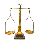 Colecionismo: Balança em bronze polido com base em mármore. Med. 44 x 50 cm alt