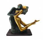 Belíssima escultura em bronze patinado e polido , representando casal em dança, sem assinatura aparente , base em mármore negro. Med. 40 cm alt x 40 cm larg e 30 x 14 cm (base)