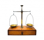 Colecionismo: Antiga balança de ourives , caixa em madeira com gaveta e cepo com pesos , faltam alguns, em bom estado de conservação. Med. 24 x 12 x 27 cm alt