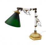Excepcional lumiária de mesa no estilo art nouveau, base em bronze , hastes em vidro e guarnições em bronze , cúpula em vidro na cor verde, excelente estado de conservação, haste refulável. Med. 40 cm alt