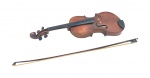 Violino com caixa em madeira nobre , inspirado em Andrea Amati (Cremona 1650), apresnta etiqueta interna "Andrea Amati in Cremona M. D. L. XXII " , completo com arco , no case original , no estado . Med. 59 cm e arco 74 cm ,