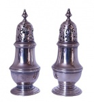 Par de elegantes Sugar caster em prata inglesa , corpo liso bojudo e base redonda , tampa fenestrada e pega em forma de pinha . Contraste da cidade de Londres de 1916  . Med. 10 cm alt . Med. 10 cm alt Peso 80 gr