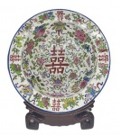 Excepcional  bacia em porcelana chinesa pasta dura , finamente decorado com elementos fitomorfos e zoomorfos e ideograma central , base em madeira entalhada . China séc XIX / XX.Med. 40 cm diam ( apresenta restauro,no estado)