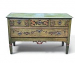 Belíssima cômoda italiana do século XVIII provavelmente veneziana, caixa reta , com três gavetas menores e um gavetão , finamente pintados com guirlandas florais e fitas, apoiada em pernas quadradas afiladas com golas , bordas das gavetas moldadas e as golas das pernas com detalhes dourados, as laterais e o tampo lisos, preservando a maior parte da decoração original. Itália séc XVIII. Med. 156 x 58 x 90 cm alt