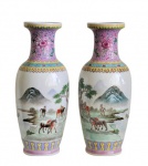 Par de vasos em porcelana chinesa , republicanos , com pintura de paisagens características com inscrições no verso. China séc XX. Med. 31,5 cm alt