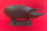 Escultura decorativa de um porco feita  de metal oca produzido entre 1990 a 2000 .